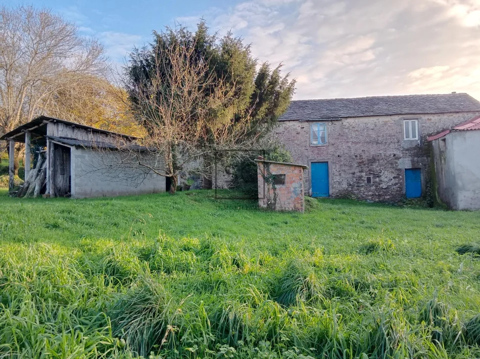 Casa de piedra con hórreo y finca en ferreira-san sadurniño