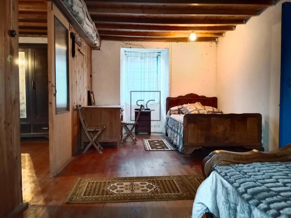 Casa de piedra con hórreo y finca en ferreira-san sadurniño