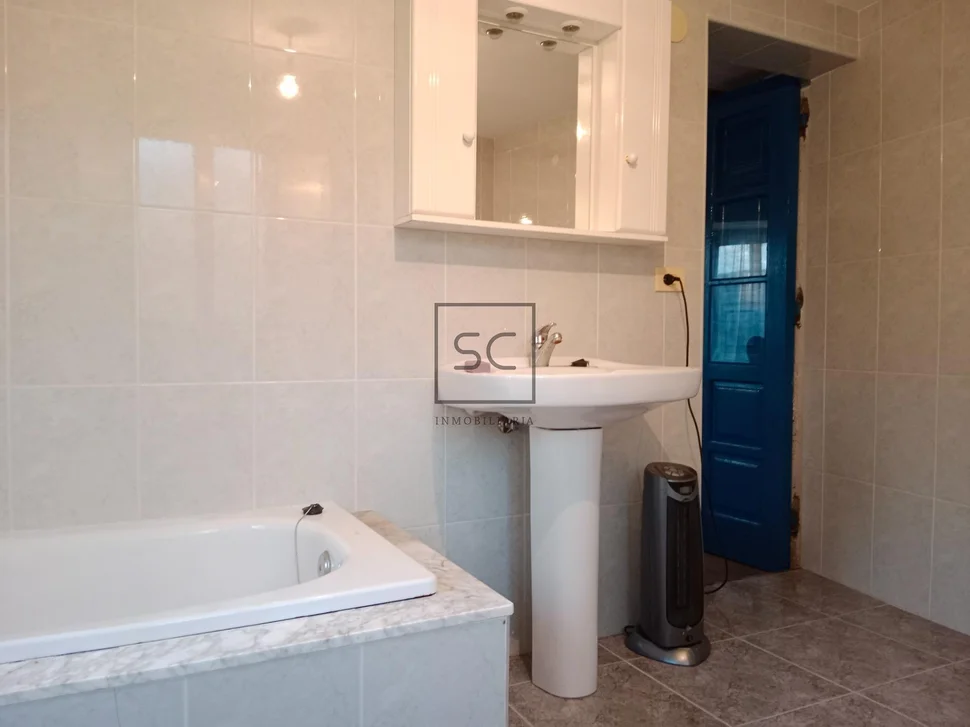 Casa de piedra con hórreo y finca en ferreira-san sadurniño