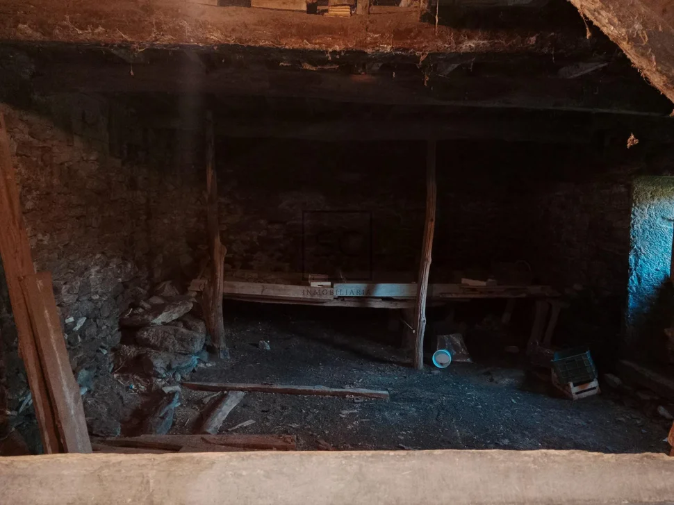 Casa de piedra con hórreo y finca en ferreira-san sadurniño