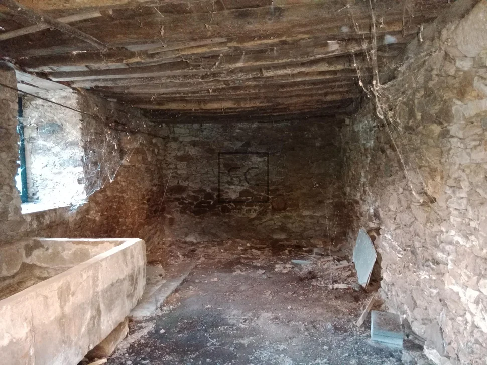 Casa de piedra con hórreo y finca en ferreira-san sadurniño
