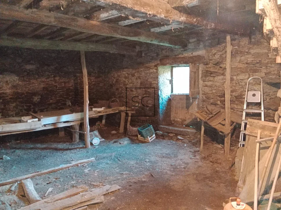 Casa de piedra con hórreo y finca en ferreira-san sadurniño