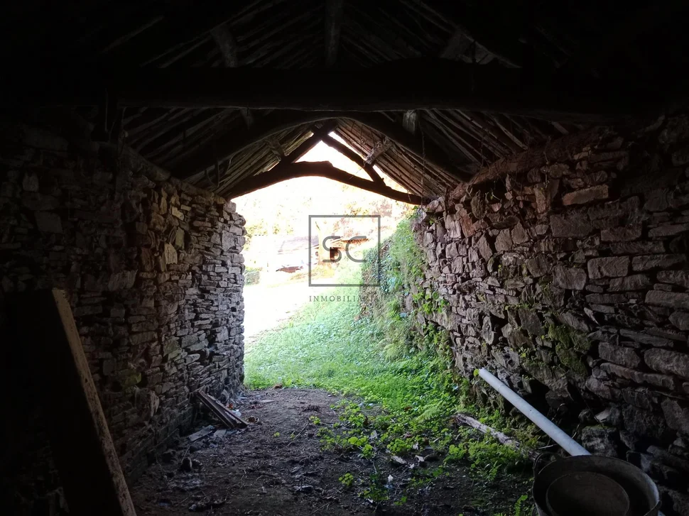 Casa de piedra con hórreo y finca en ferreira-san sadurniño