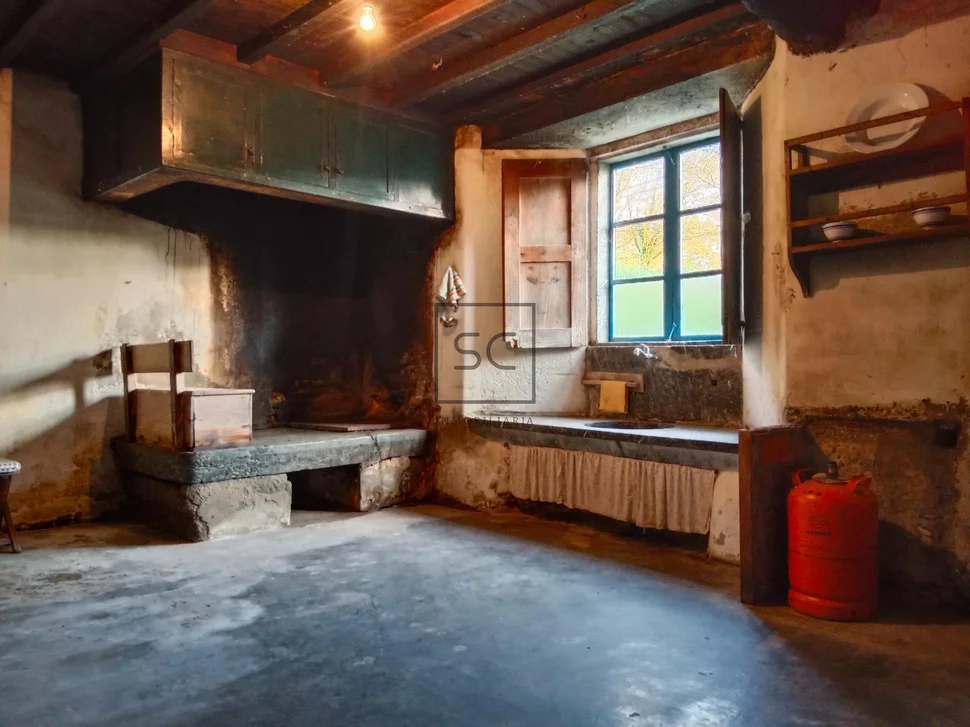 Casa de piedra con hórreo y finca en ferreira-san sadurniño