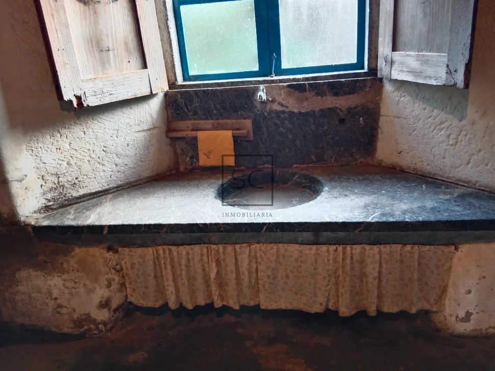 Casa de piedra con hórreo y finca en ferreira-san sadurniño