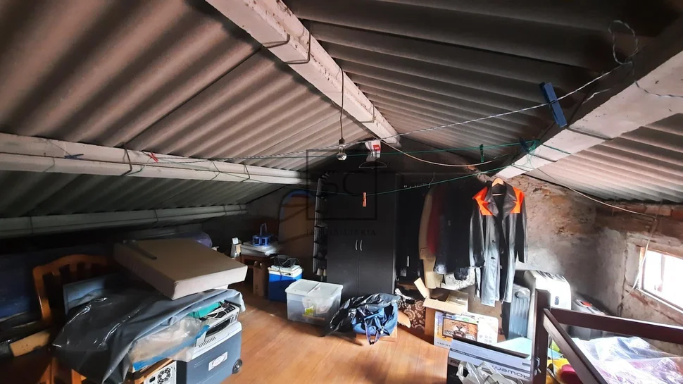 Adosado con patio en san claudio – ortigueira