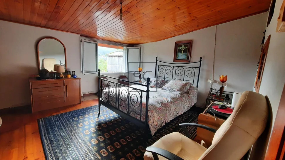 Adosado con patio en san claudio – ortigueira