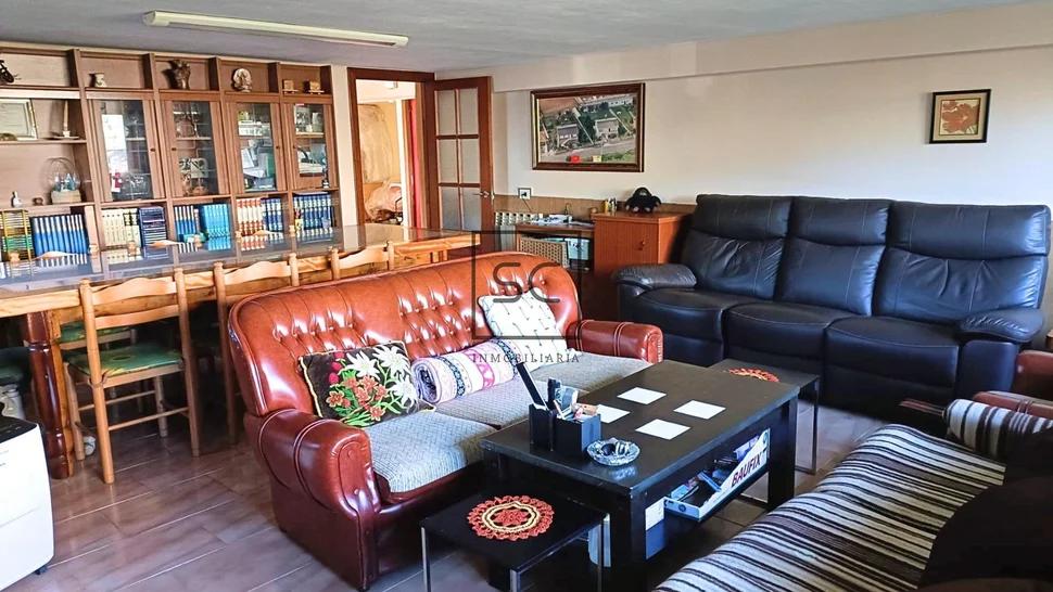 Amplia casa con tres plantas en san mateo, narón