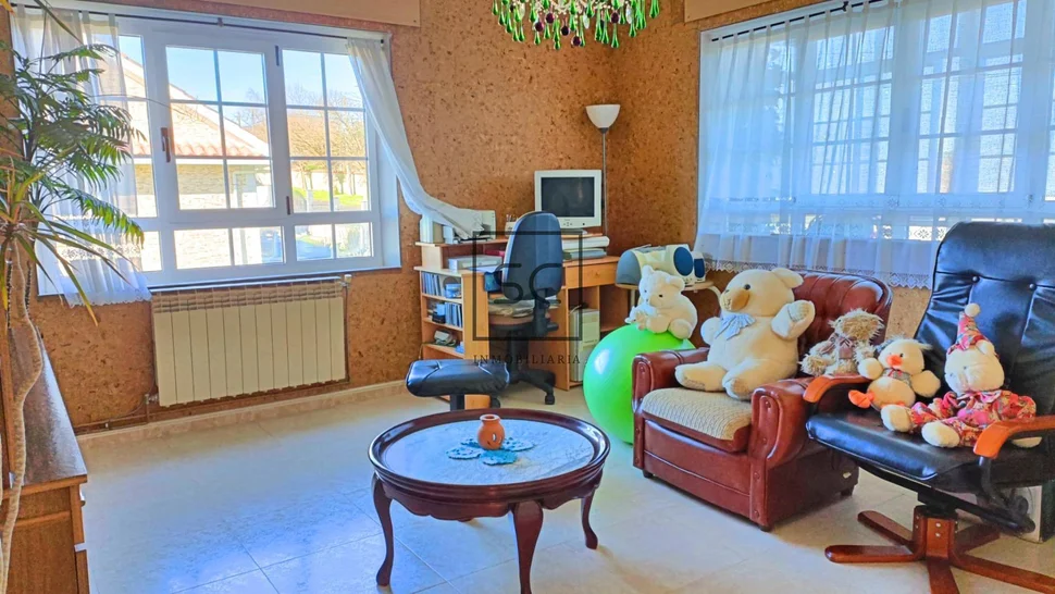 Amplia casa con tres plantas en san mateo, narón