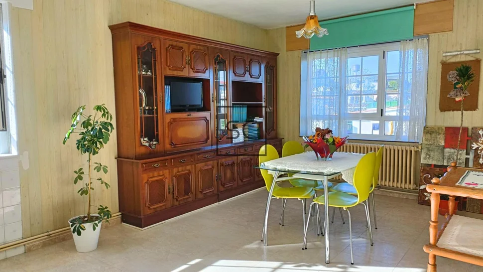 Amplia casa con tres plantas en san mateo, narón