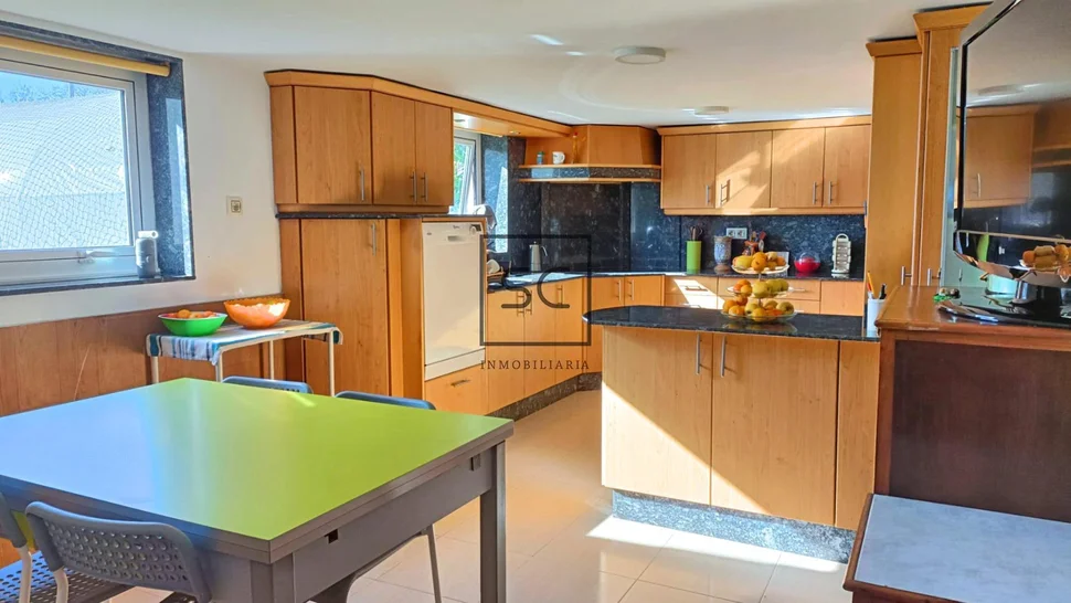 Amplia casa con tres plantas en san mateo, narón