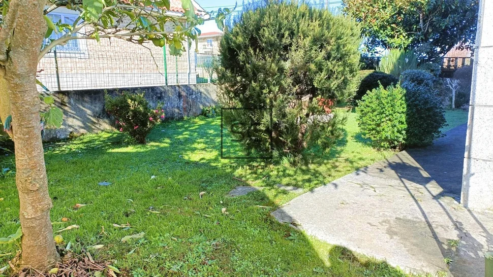 Amplia casa con tres plantas en san mateo, narón