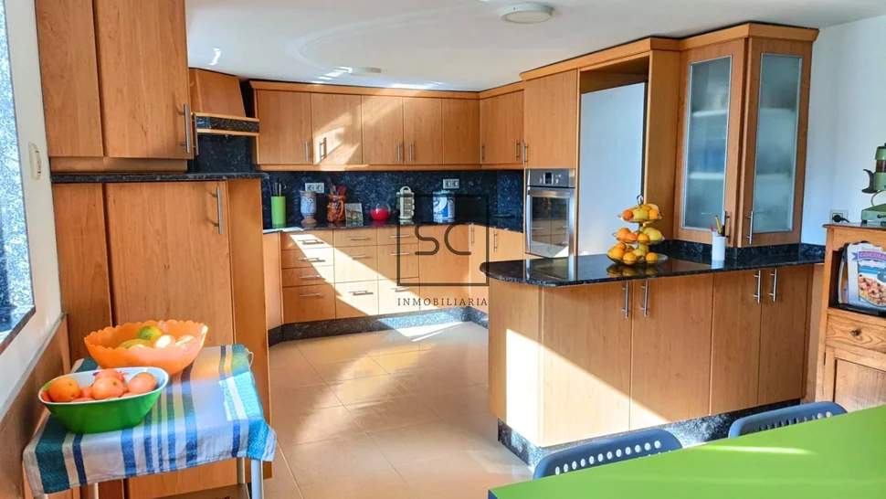 Amplia casa con tres plantas en san mateo, narón