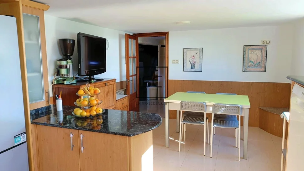 Amplia casa con tres plantas en san mateo, narón