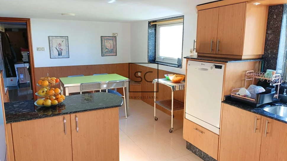 Amplia casa con tres plantas en san mateo, narón