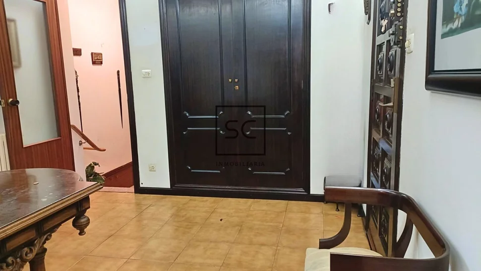 Amplio piso más local comercial en fene