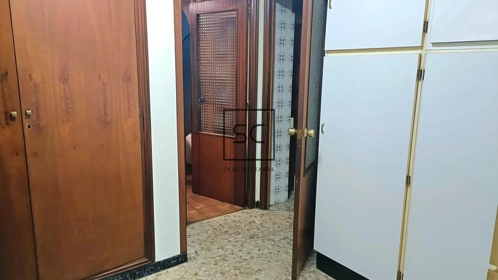 Amplio piso más local comercial en fene