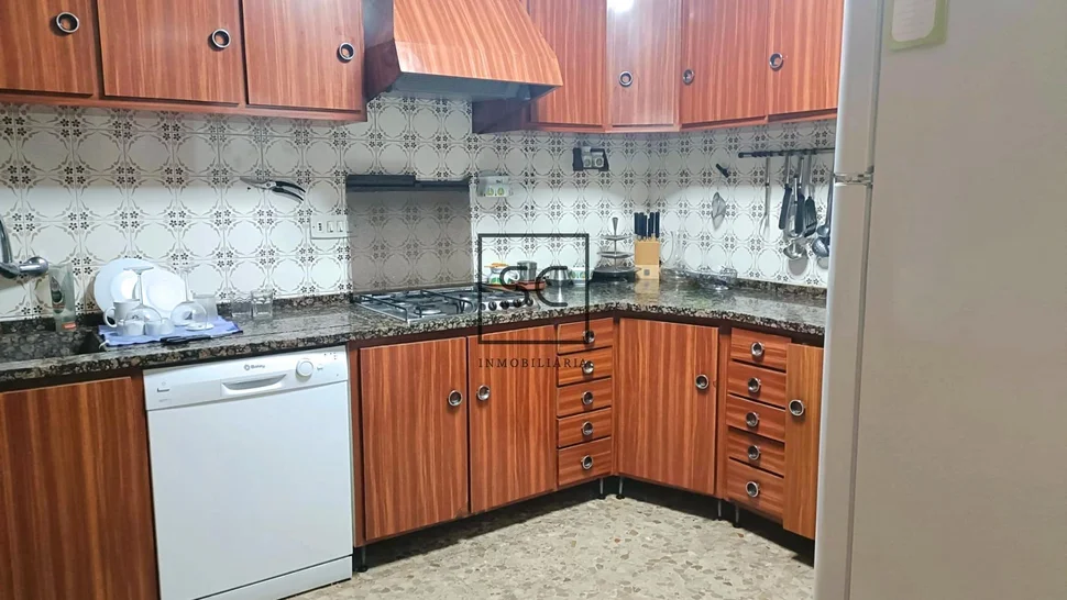 Amplio piso más local comercial en fene