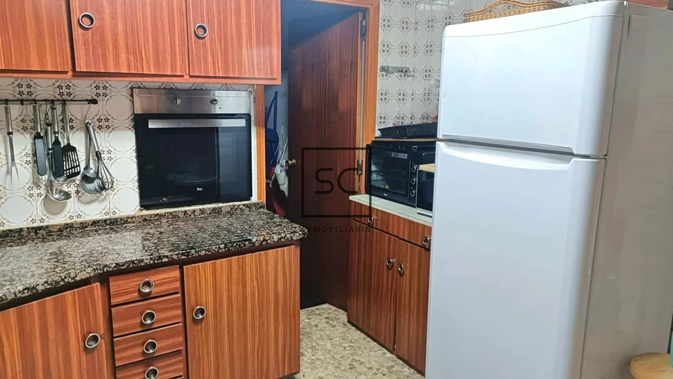 Amplio piso más local comercial en fene