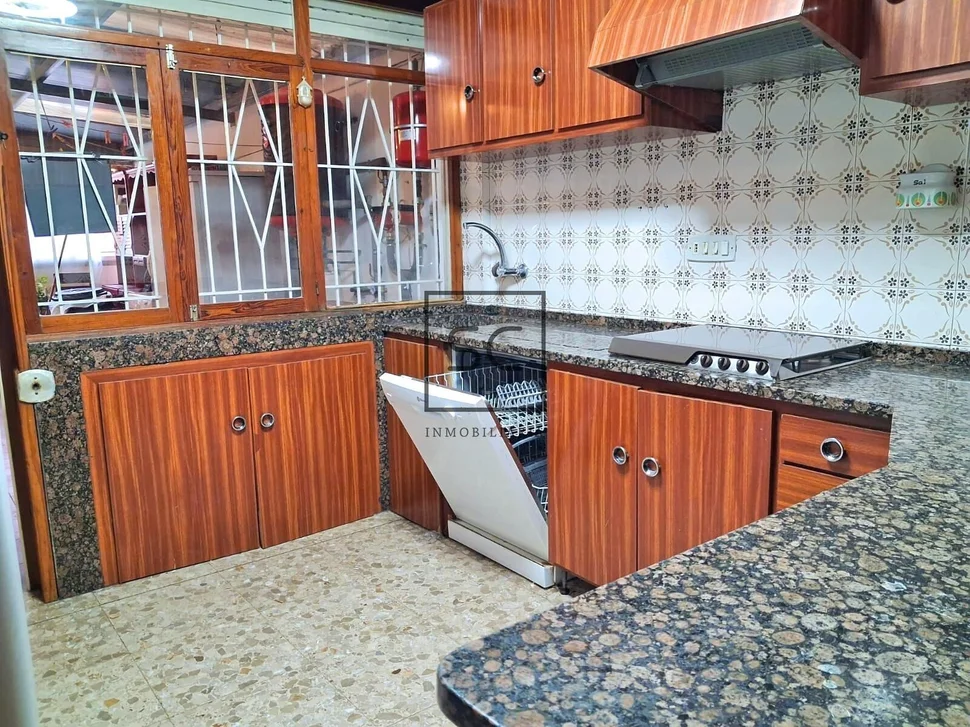 Amplio piso más local comercial en fene