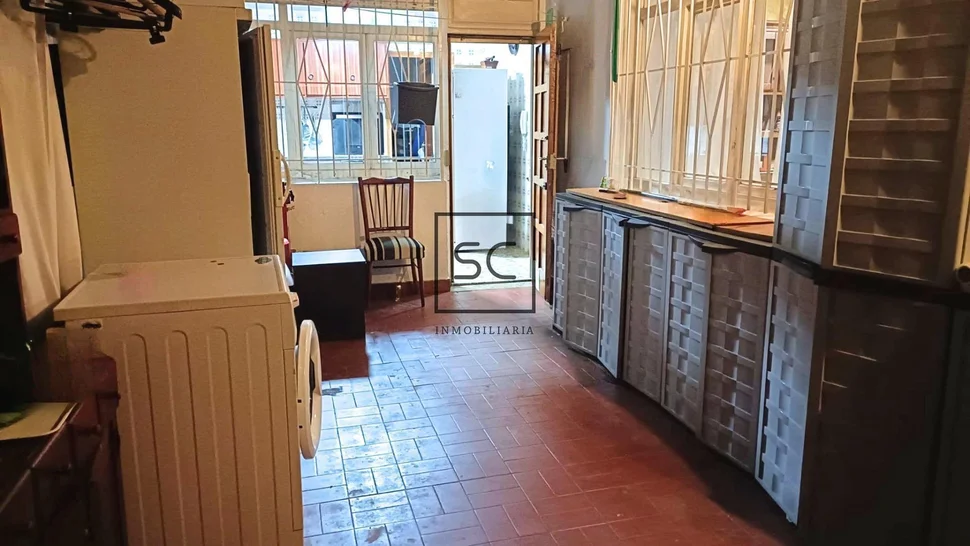 Amplio piso más local comercial en fene