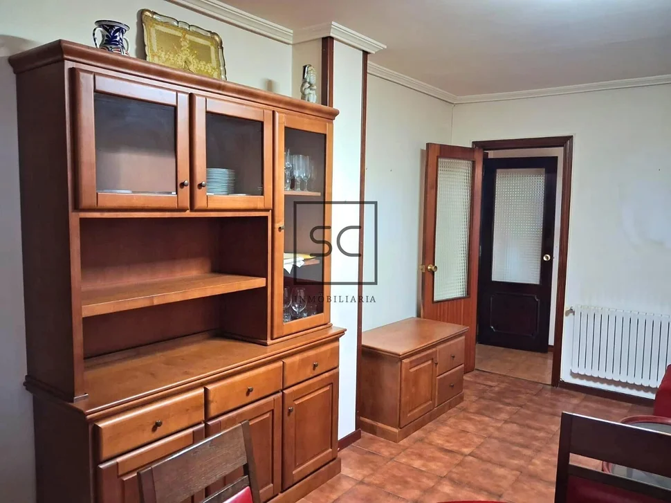 Amplio piso más local comercial en fene