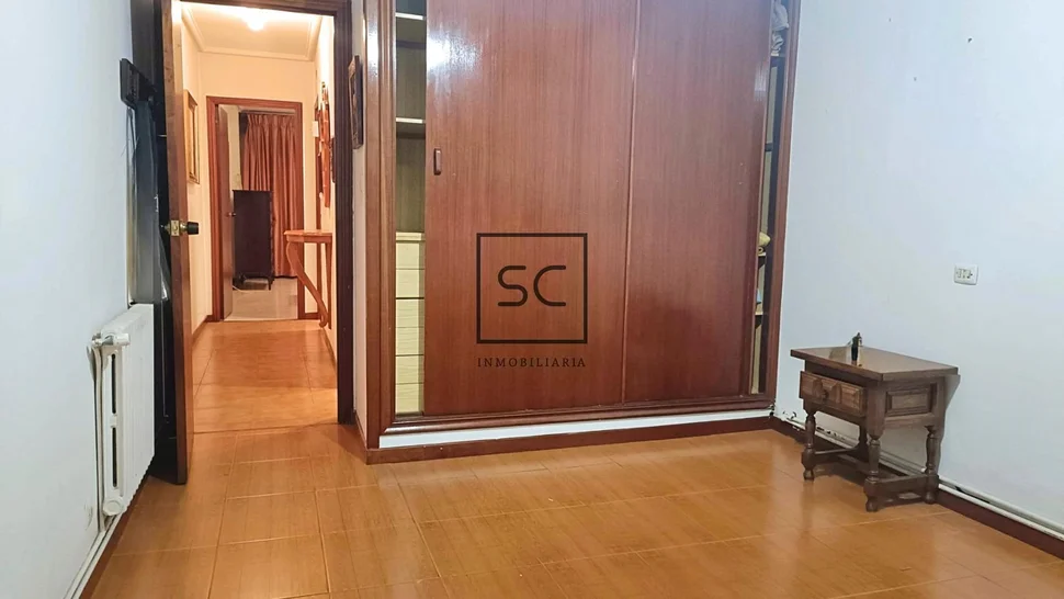 Amplio piso más local comercial en fene