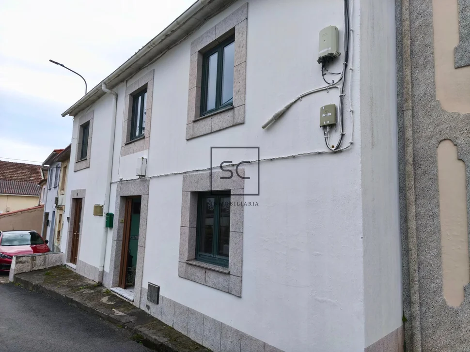 Adosado de dos plantas, patio, bodega y finca en maniños-fene