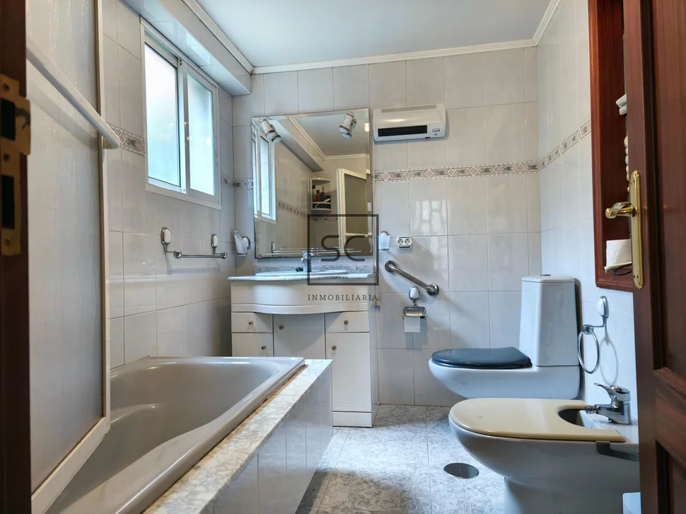 Adosado de dos plantas, patio, bodega y finca en maniños-fene