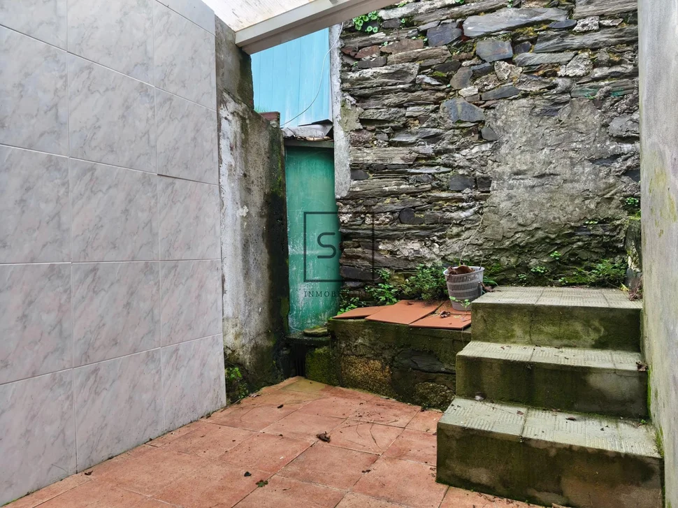 Adosado de dos plantas, patio, bodega y finca en maniños-fene