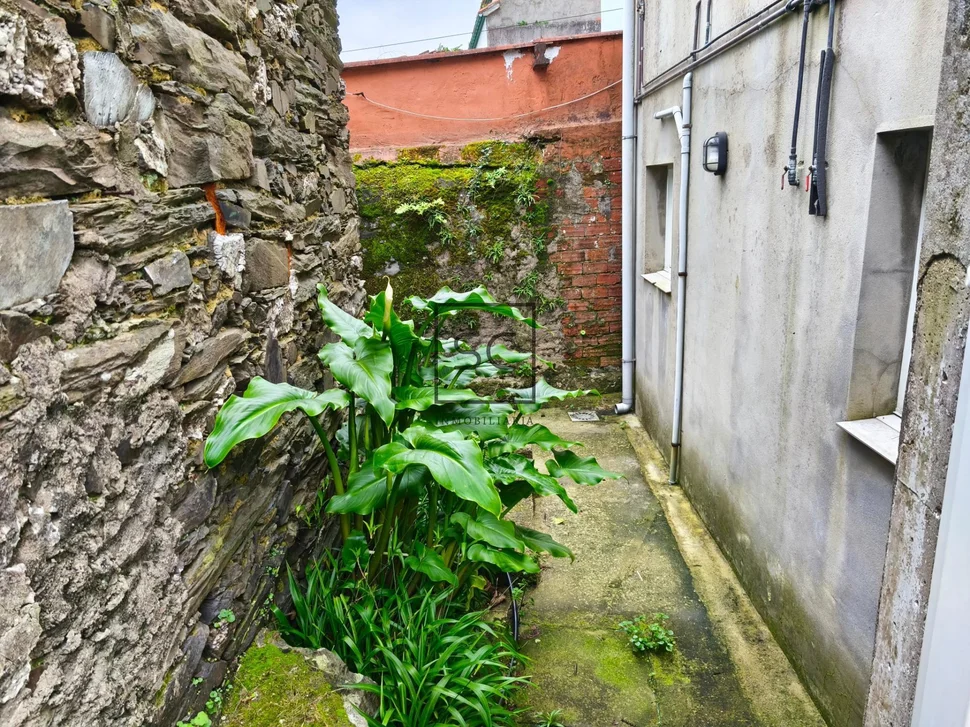 Adosado de dos plantas, patio, bodega y finca en maniños-fene