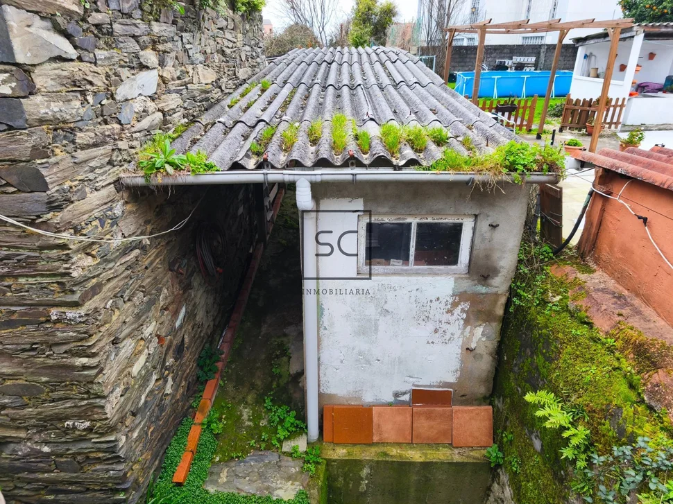 Adosado de dos plantas, patio, bodega y finca en maniños-fene