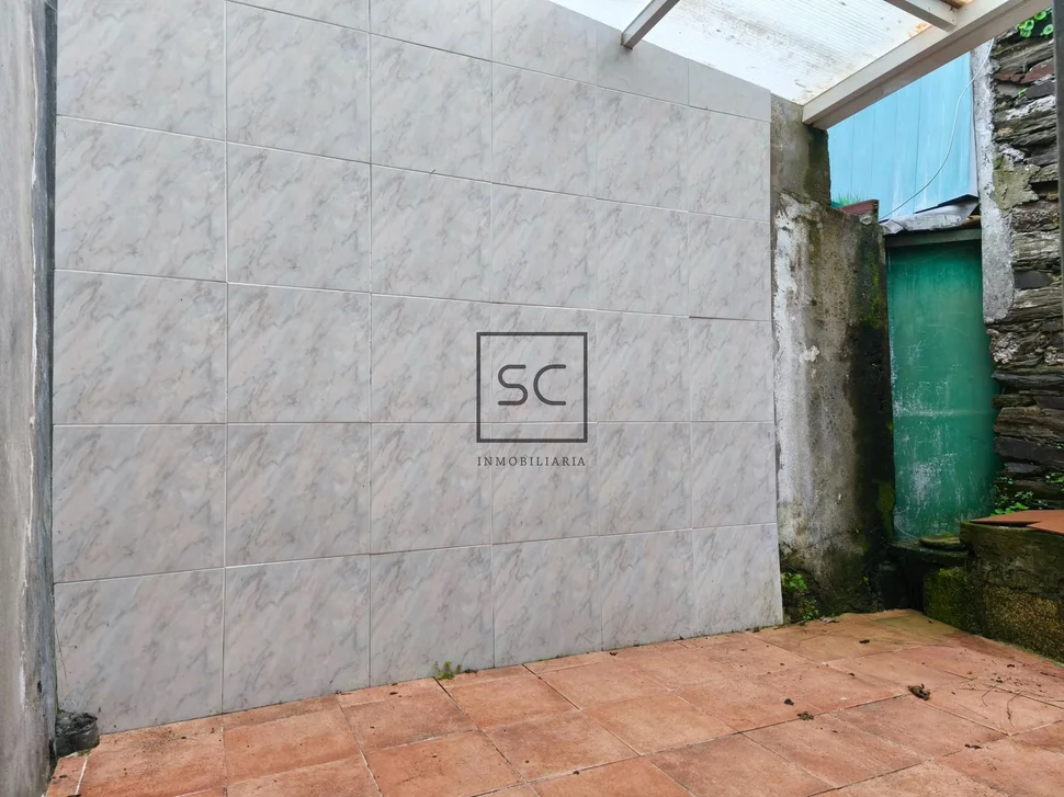 Adosado de dos plantas, patio, bodega y finca en maniños-fene