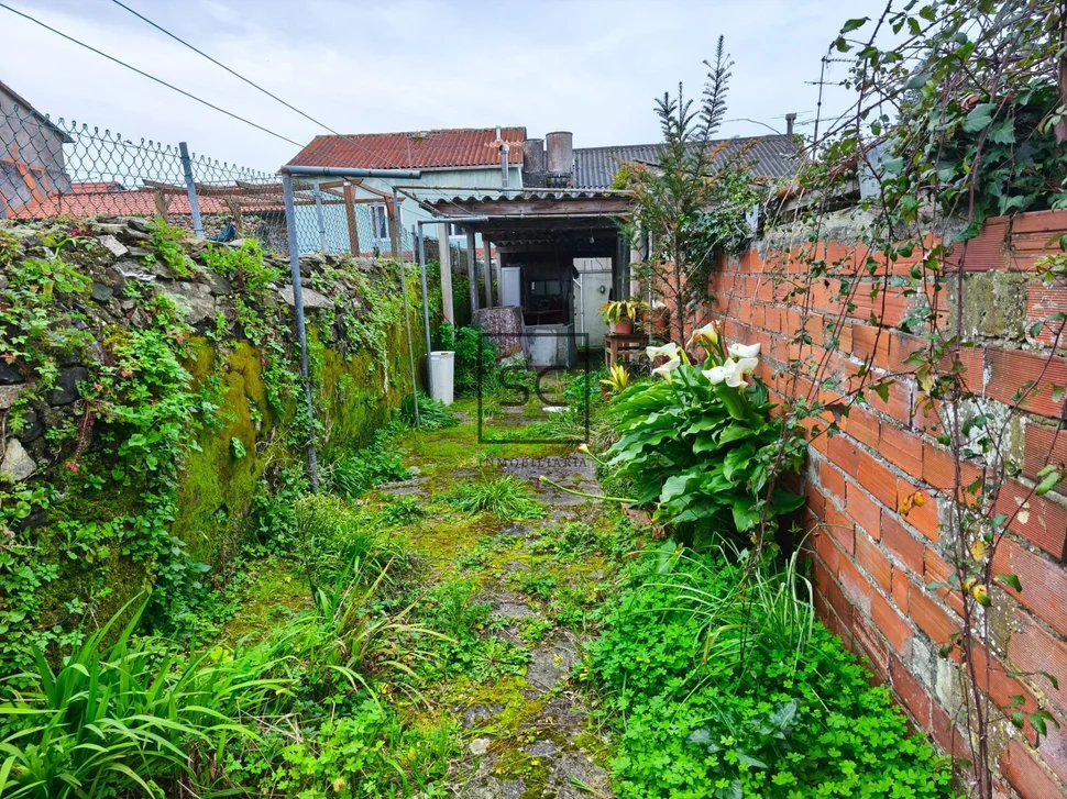 Adosado de dos plantas, patio, bodega y finca en maniños-fene