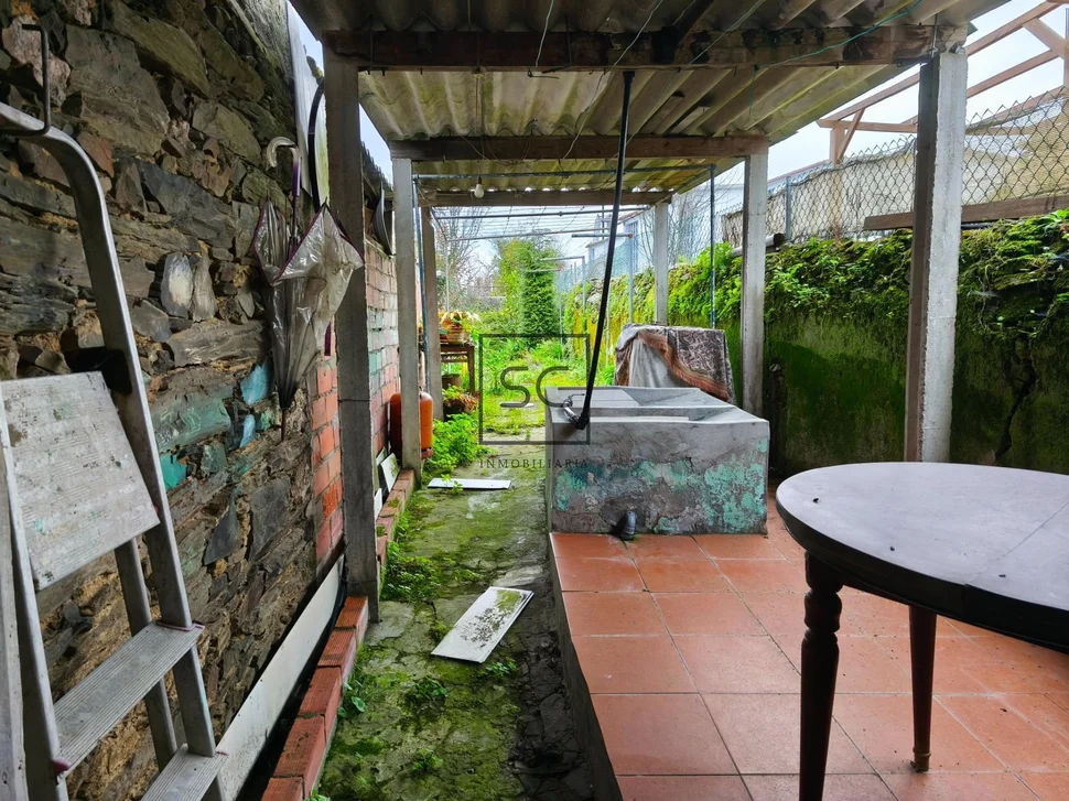 Adosado de dos plantas, patio, bodega y finca en maniños-fene