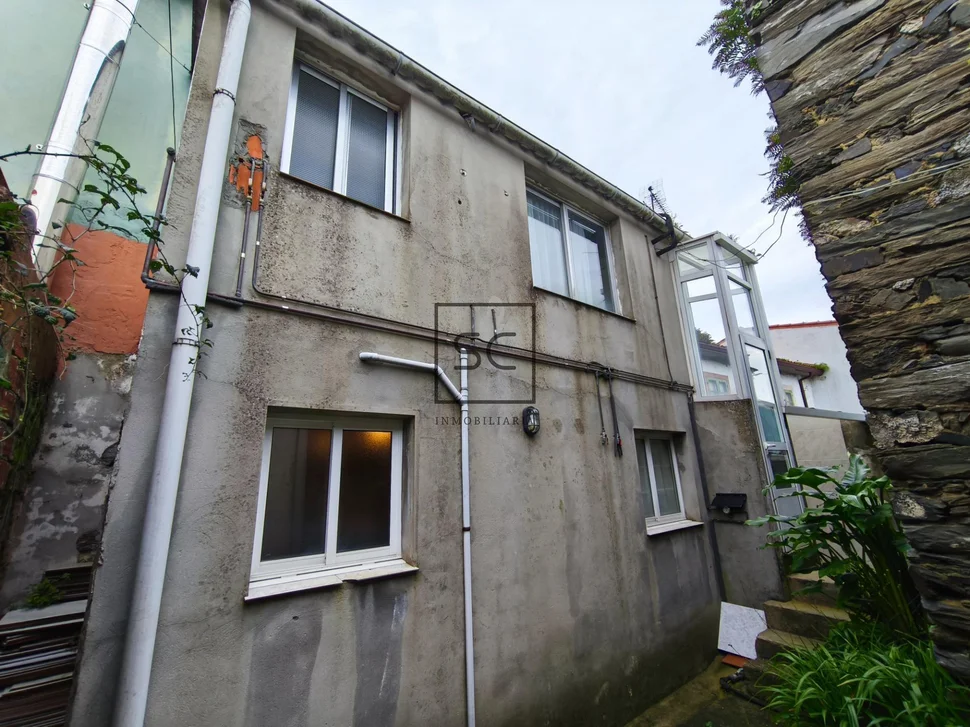 Adosado de dos plantas, patio, bodega y finca en maniños-fene