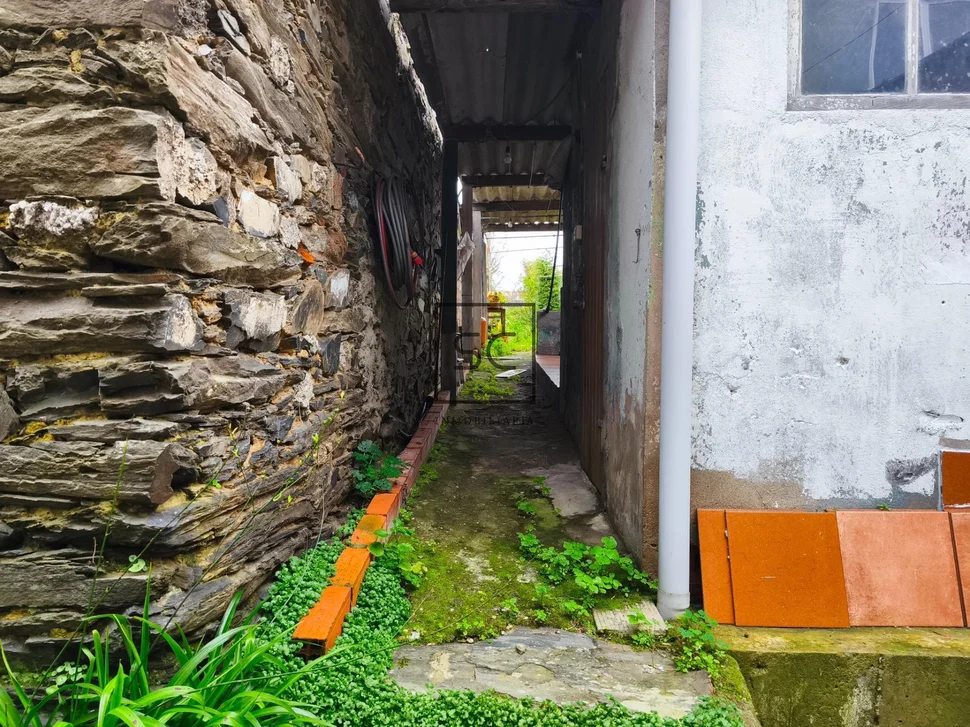 Adosado de dos plantas, patio, bodega y finca en maniños-fene