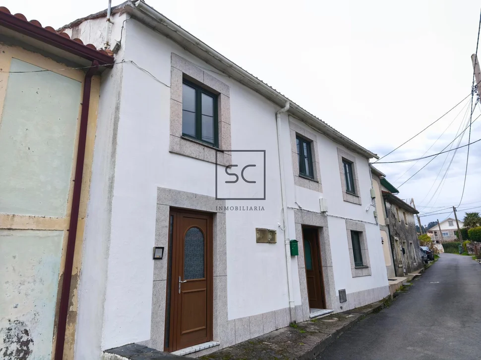 Adosado de dos plantas, patio, bodega y finca en maniños-fene