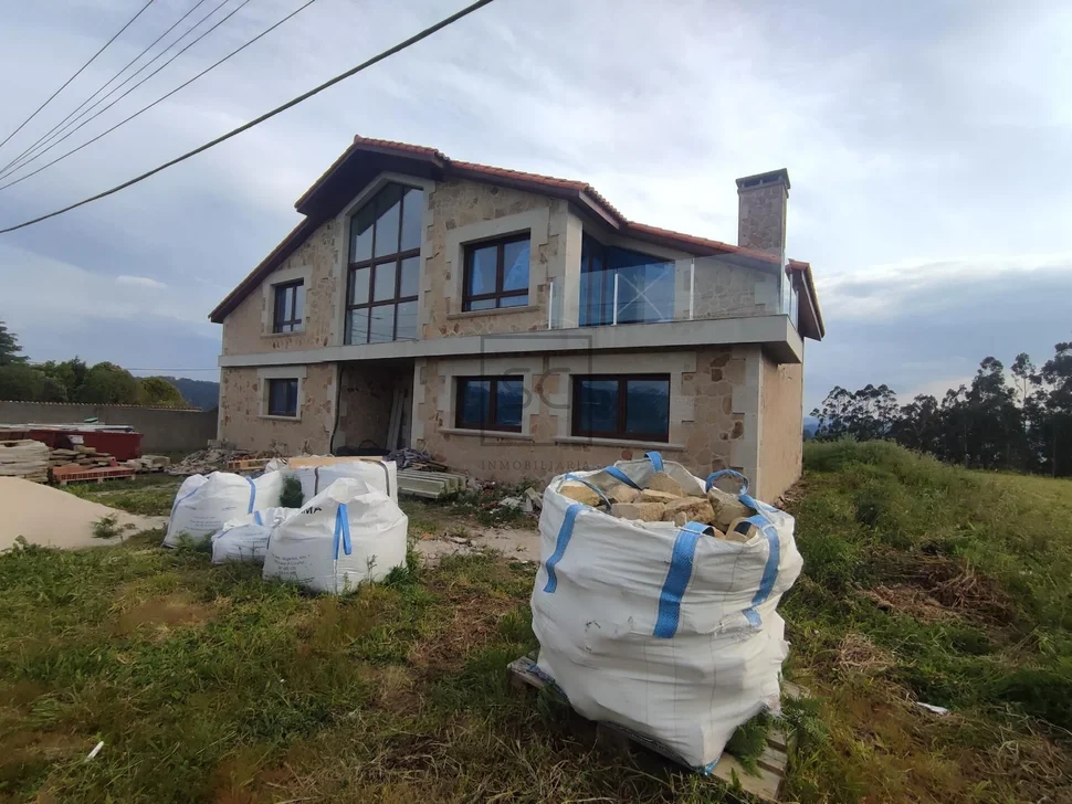 Chalet en construcción con finca edificable en miño