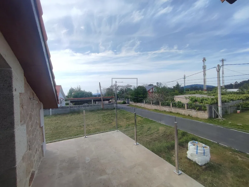 Chalet en construcción con finca edificable en miño