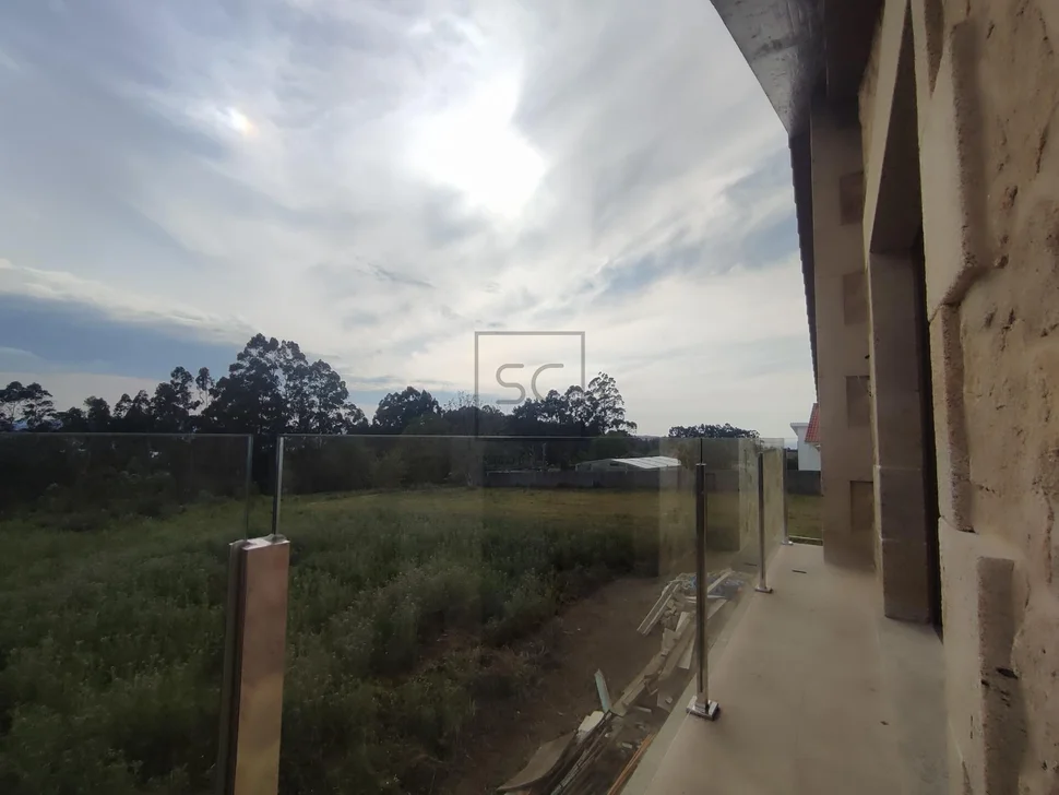 Chalet en construcción con finca edificable en miño