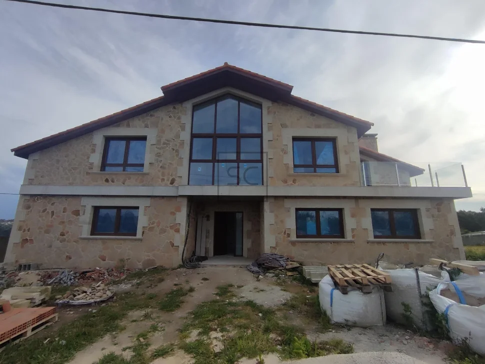 Chalet en construcción con finca edificable en miño