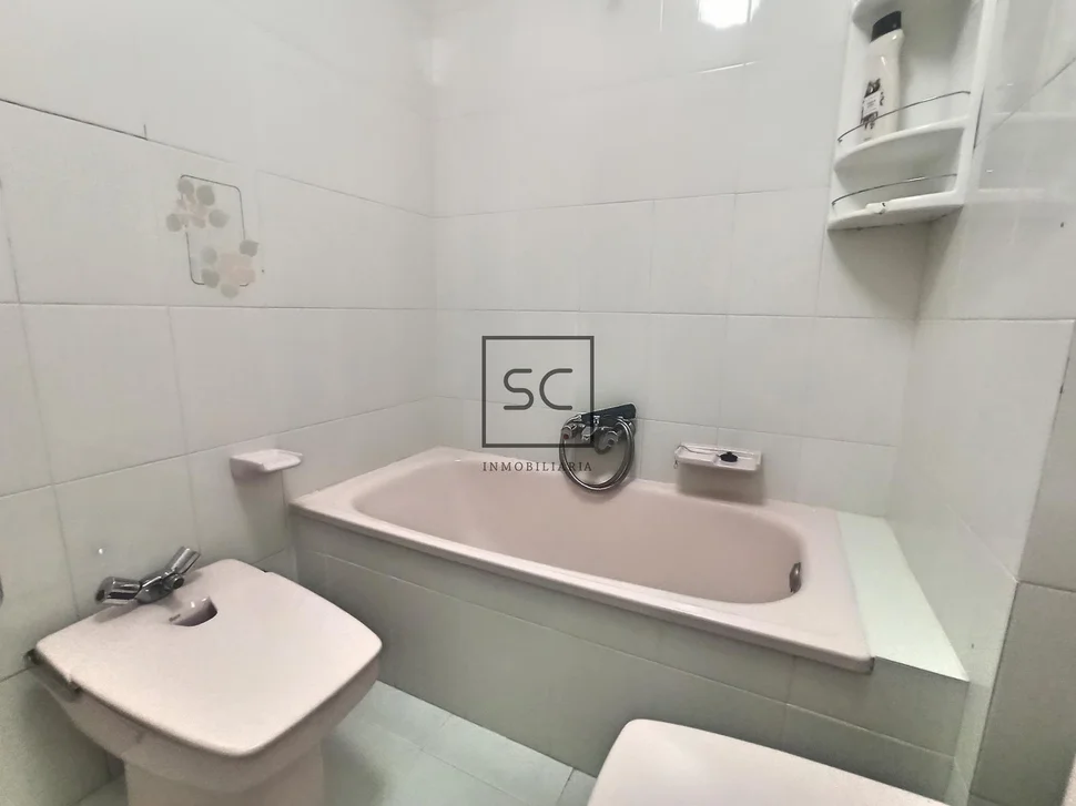 Luminoso piso con terraza y balcón en ferrol