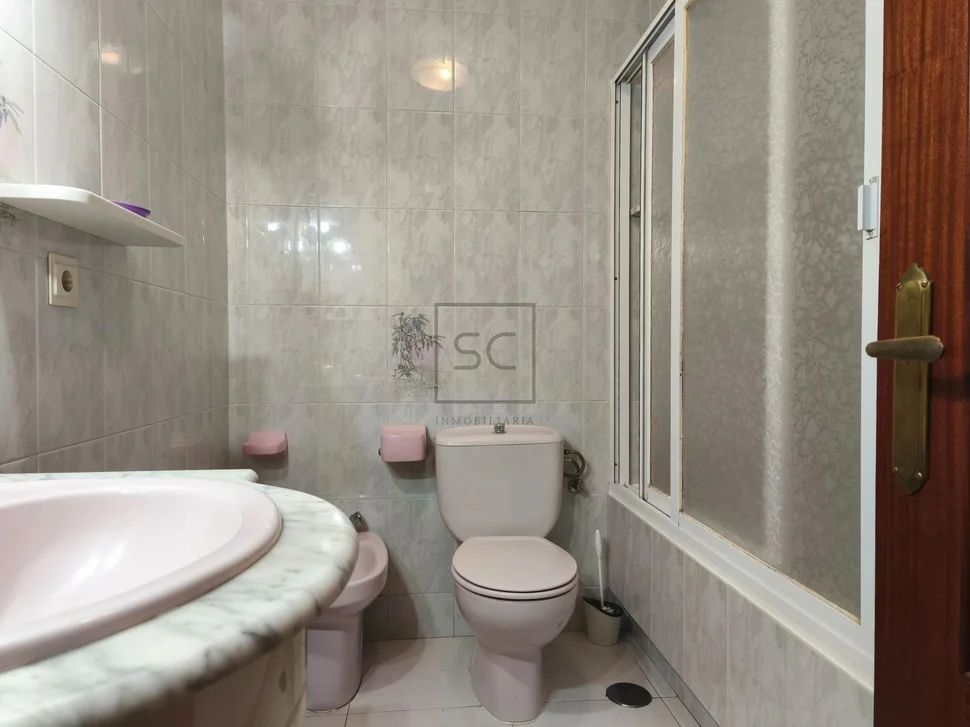 Piso con terraza en santa cecilia, narón