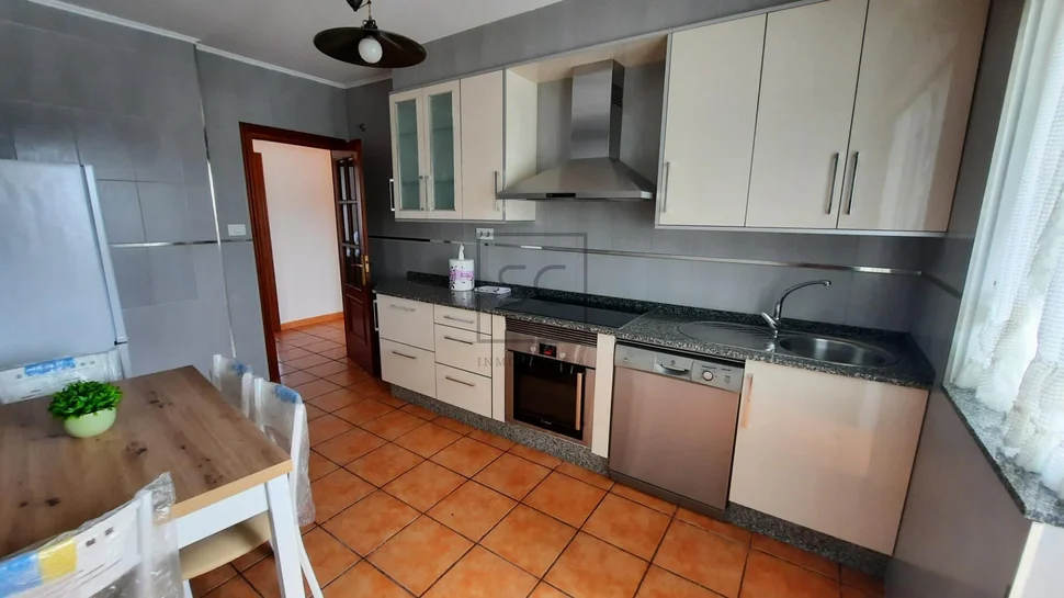 Piso amueblado con garaje en catabois – ferrol