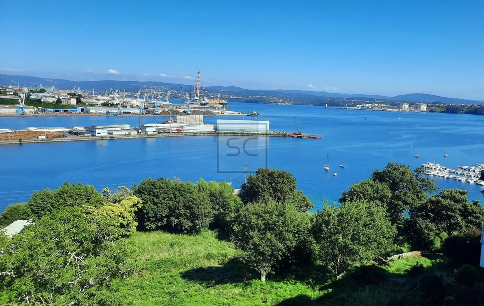 Piso con terraza y vistas al mar en a graña