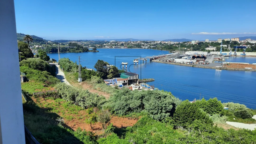 Piso con terraza y vistas al mar en a graña