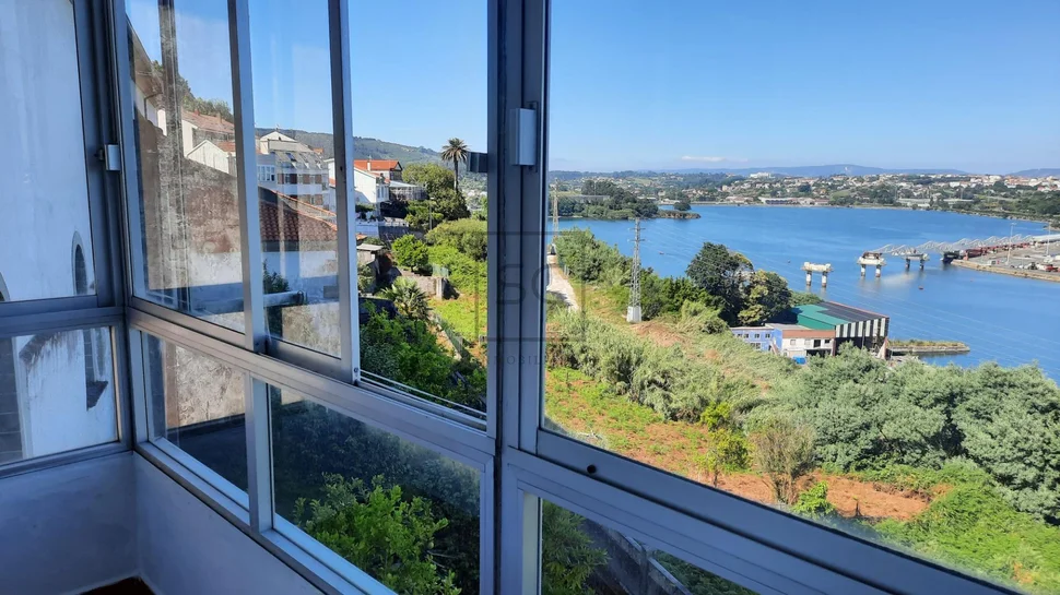 Piso con terraza y vistas al mar en a graña
