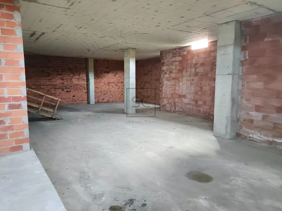 Bajo comercial en el alto del castaño, narón