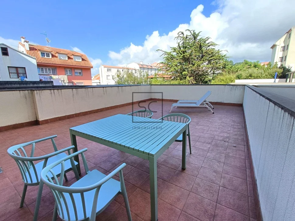 Apartamento con terraza y garaje, cercano a la playa.